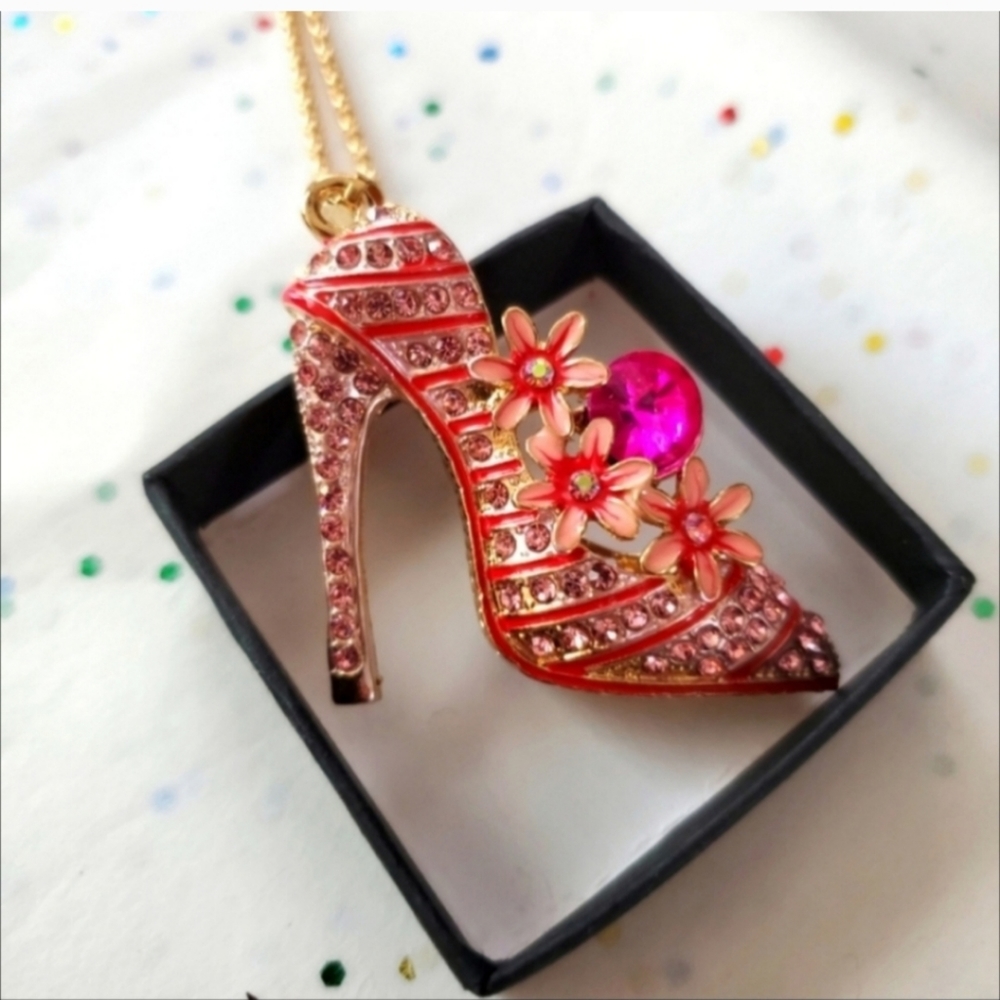 NWT High Heel Chunky Necklace